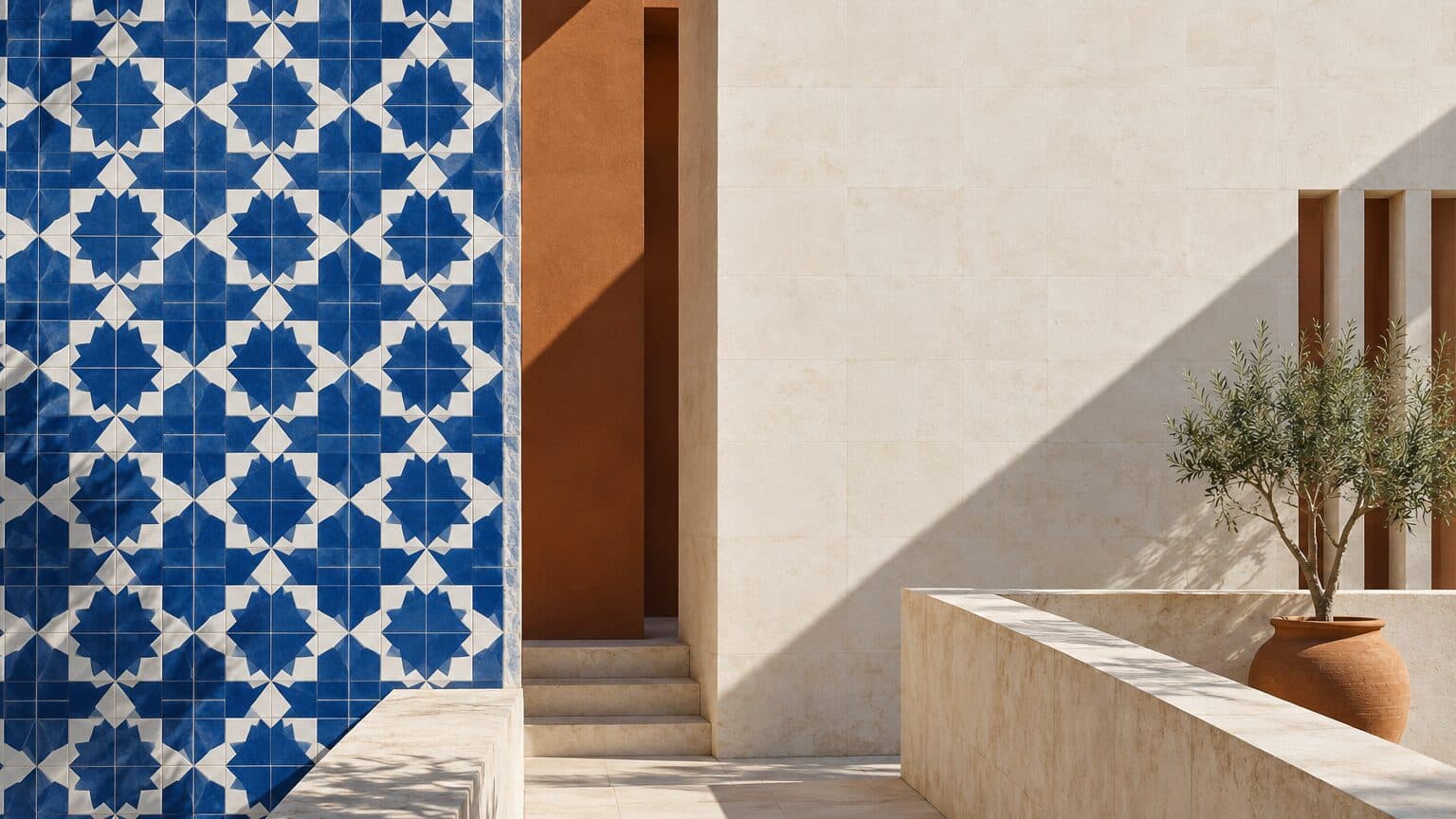Luz mediterránea sobre una fachada con geometría de azulejo